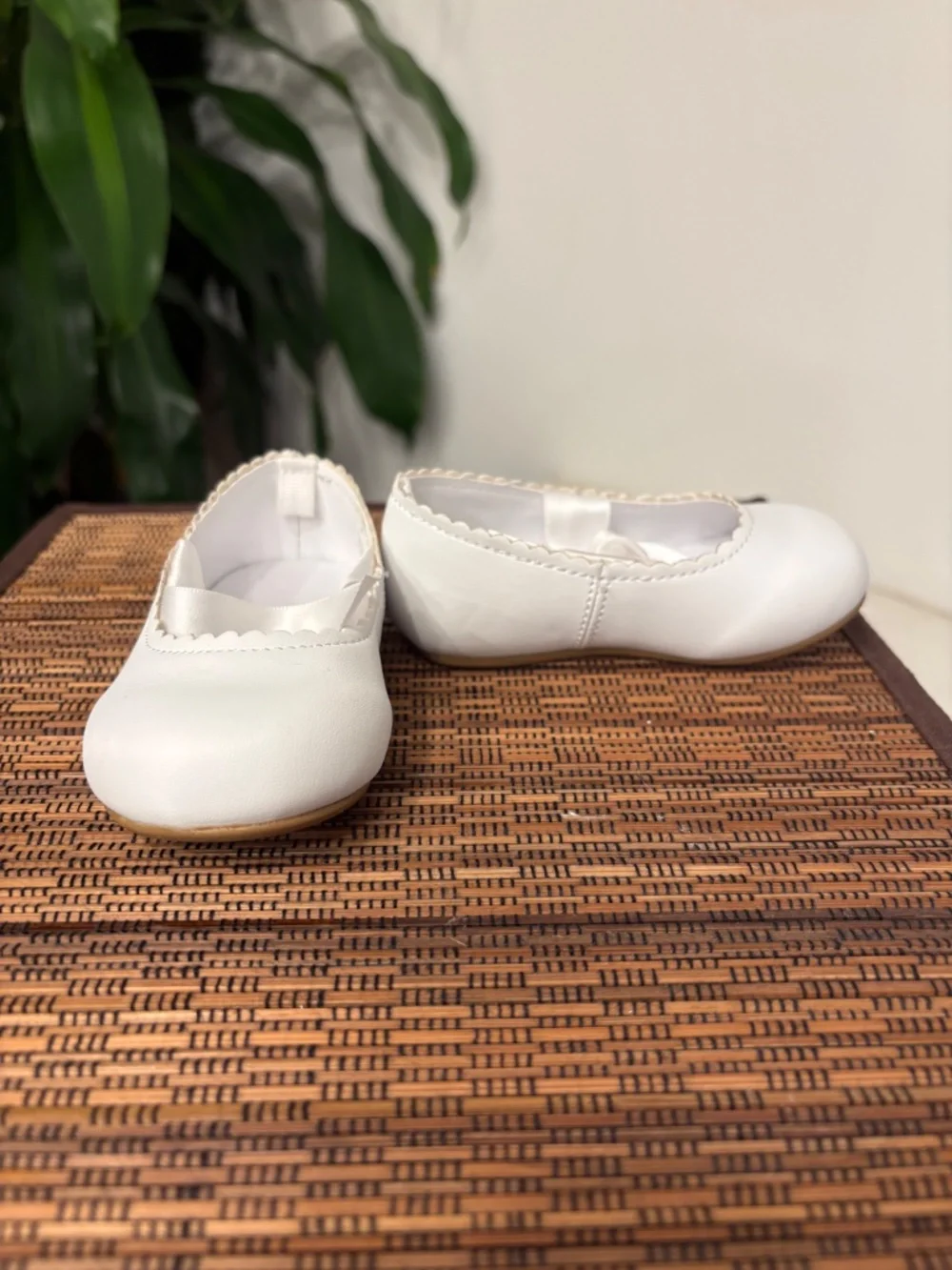 Used Size 4 Trim foot White shoes